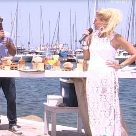 Η Ελένη τόλμησε και εμφανίστηκε με ολόσωμο κατάλευκο μαγιό