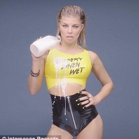 Kim Kardashian και Chrissy Teigen σε ρόλο sexy μαμάς