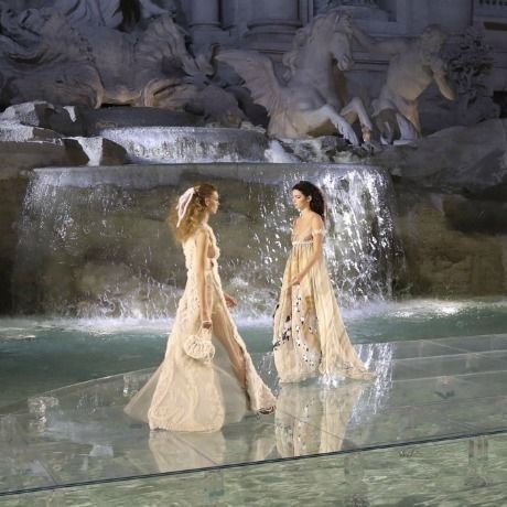 90 χρόνια Fendi: Φωτογραφίες και όλα όσα έγιναν στο μαγευτικό show στη Fontana di Trevi