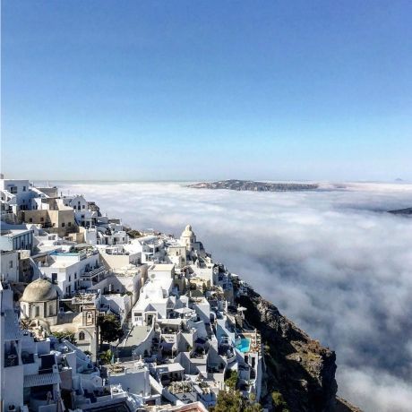 Απίστευτες φωτογραφίες: Κάτι πολύ παράξενο συνέβη σήμερα με τα σύννεφα στη Σαντορίνη
