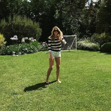 Η Αμαλία Κωστοπούλου ποζάρει με το σούπερ σέξι ολόσωμο μαγιό της