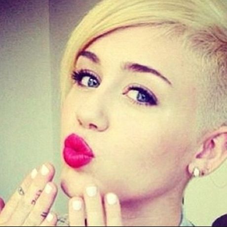Ποιος ήταν τελικά ο πρώτος που φίλησε η Miley Cyrus το 2014; (φωτό)