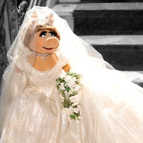 H Vivienne Westwood σχεδιάζει το νυφικό της Miss Piggy