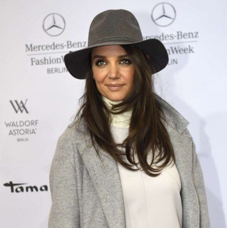 Ποια Alessandra Ambrosio; Η Katie Holmes φοράει καυτό τζιν σορτς και μας κάνει να απορούμε