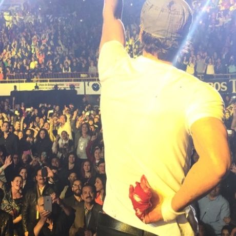 Tι κουράγιο!Παρότι ο σταρ τραυματίστηκε on stage,συνέχισε να τραγουδά μέχρι τελικής πτώσης