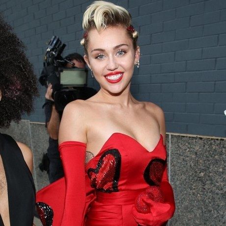 H εμφάνιση αυτή της Miley Cyrus κρύβει μία «δυσάρεστη» έκπληξη! Βρείτε τη