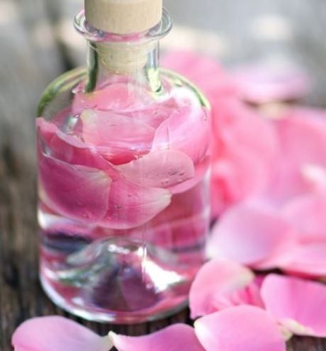 Ροδόνερο: 5 απίστευτες beauty χρήσεις του!