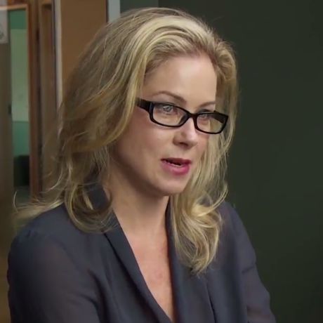 Η Christina Applegate υποδύεται τη Meryl Streep σε μια κωμική βιογραφία της