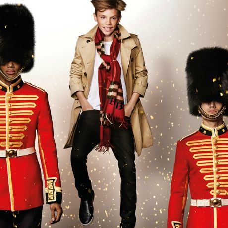 Romeo Beckham, Elton John, Naomi Campbell και Rosie Huntington πρωταγωνιστούν σε καμπάνια!