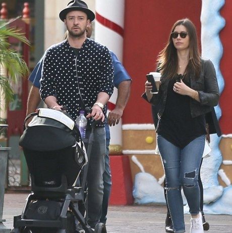 Timberlake - Biel: Φωτογραφίες από την πρώτη χριστουγεννιάτικη βόλτα με το γιο τους