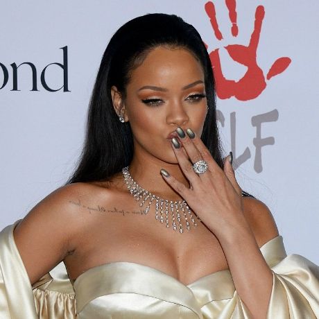 Hot or Not; Η εμφάνιση της Rihanna στο κόκκινο χαλί που μας δίχασε