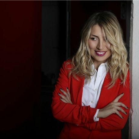 Total Red: Η Μαρία Ηλιάκη σου δείχνει τον πιο κομψό τρόπο για να φορέσεις το κόκκινο χρώμα