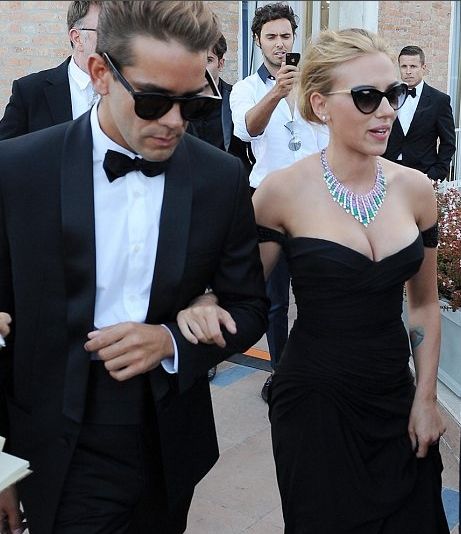 Ραφτείτε: Η Scarlett Johansson αρραβωνιάστηκε τον Romain Dauriac
