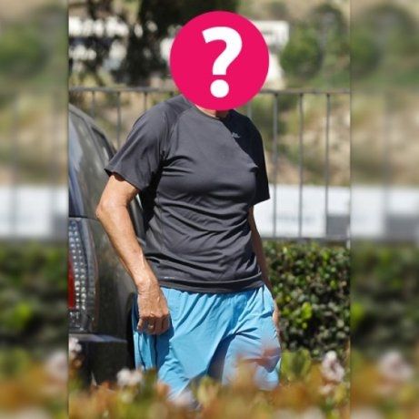 Διάσημος «μπαμπάς» κοιμάται με ένα ροζ... αλογάκι αγκαλιά: Δείτε ποιος είναι
