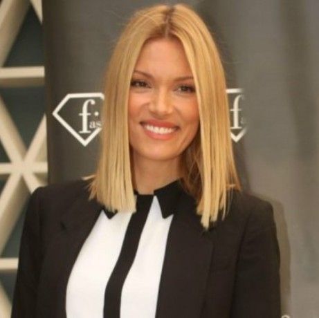 Η Βίκυ Καγιά έγινε κοκκινομάλλα και «σπάει» το ίντερνετ με το νέο της λουκ