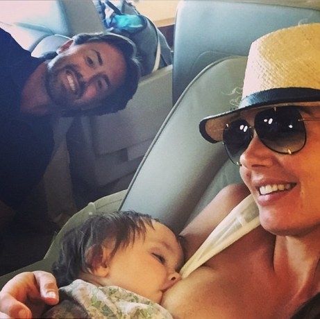 Mothers' time: Η σταρ απαντάει στους επικριτές της με μία ακόμη φωτογραφία... θηλασμού