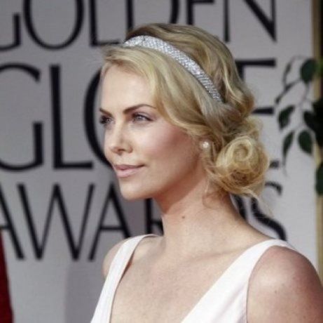 Επιτέλους! Δείτε την πρώτη εμφάνιση της Charlize Theron με την κορούλα της