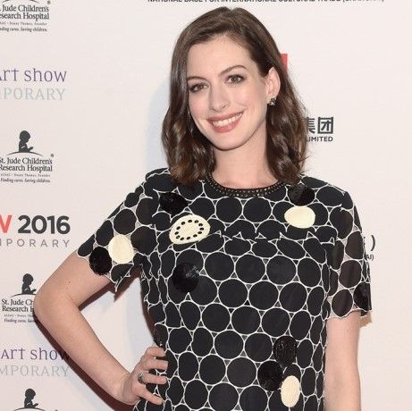 Ενάμιση μήνα μετά τη γέννα και η Anne Hathaway έχει αυτό το κορμί!
