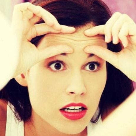 Φοβάσαι τις ρυτίδες; 5 καθημερινές συνήθειες που σε γερνούν και πώς να τις αποφύγεις!
