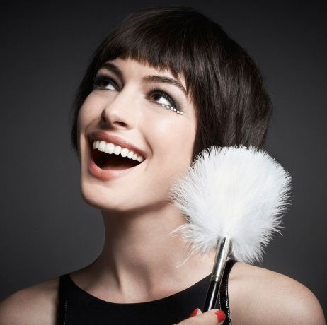 Λίγο πριν γεννήσει: Η Anne Hathaway «έκλεψε» την παράσταση στο after party των Όσκαρ