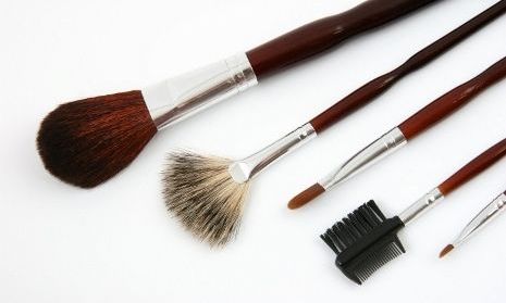Τρόποι να καθαρίσετε τα πινέλα του μακιγιάζ σας, εύκολα και γρήγορα!