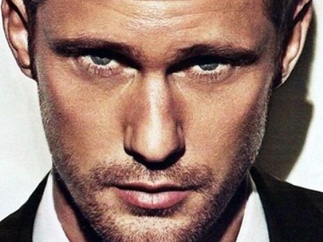 Δείτε τον Alexander Skarsgard μεθυσμένο να φωνάζει στο γήπεδο