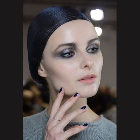 Μανικιούρ-εμμονή: Blue Glass Minuit του Giorgio Armani