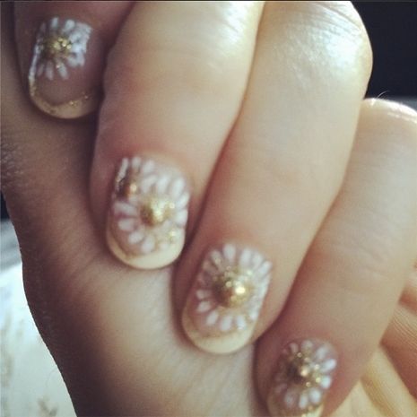 Θέλετε να αντιγράψετε το daisy manicure της Zooey Deschanel;
