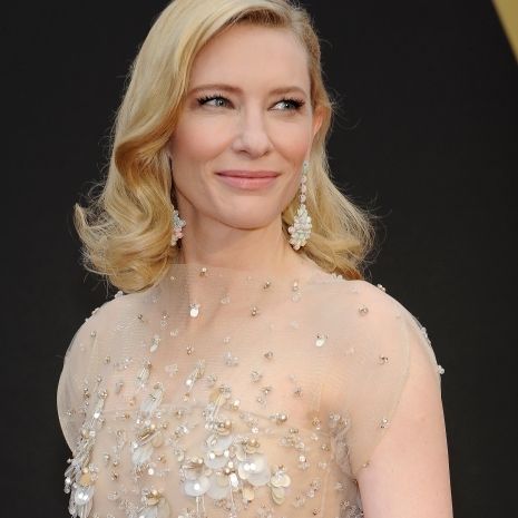 Πώς φοράει το άρωμά της η Cate Blanchett;