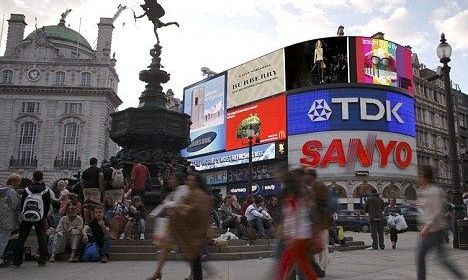 Burberry fashion show στην πλατεία Piccadilly Circus μέσω live streaming