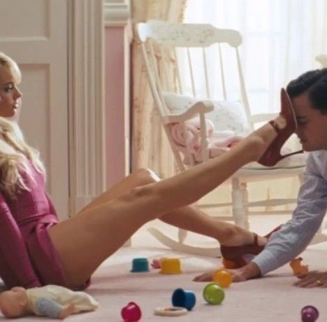 Τα, ασυνήθιστα, μακριά πόδια της Margot Robbie προκαλούν αντιδράσεις αλλά και... υποψίες!