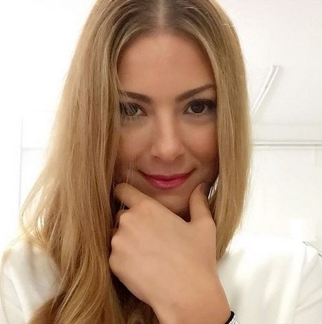Με natural makeup look και girly διάθεση, η Δέσποινα Καμπούρη ετοιμάζει κάτι καινούργιο!