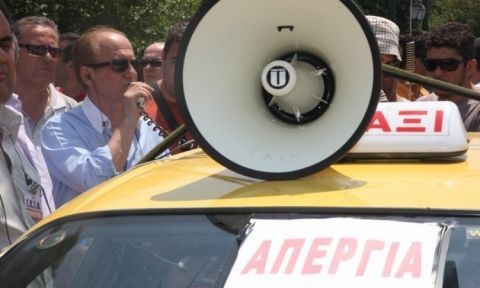 Αδιάλλακτοι οι ταξιτζήδες, συνεχίζουν την απεργία