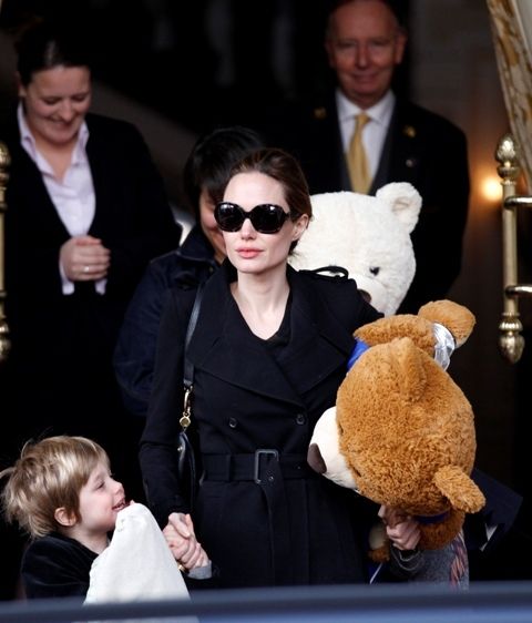 Angelina Jolie: Από το δικαστήριο της Χάγης σε βαρκάδα με τις κόρες της