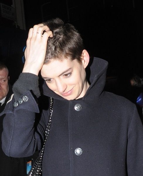 Η Anne Hathaway τα πετσόκοψε