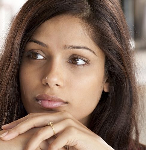 Ανακαλύψτε το juicy μυστικό ομορφιάς της Freida Pinto