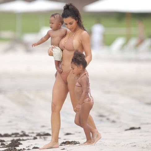 Η ώρα της αλήθειας: Τα οπίσθια της Kim Kardashian χωρίς εμφυτεύματα και photoshop