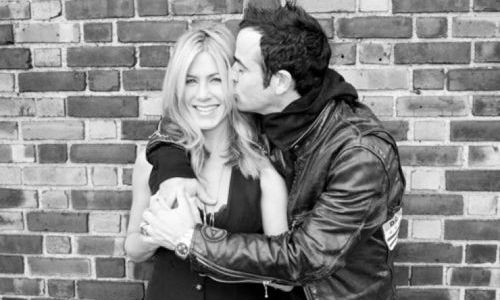 Η Jennifer Aniston επισημοποιεί τη σχέση της με τον Justin Theroux