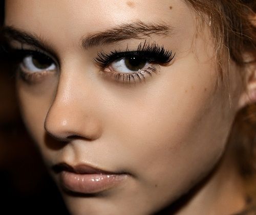 Η make-up artist Φωφώ Σγόντζου μιλάει για τις ψεύτικες βλεφαρίδες