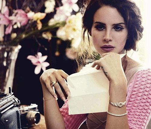 Είδαμε στα stories του Instagram τη Lana Del Ray χωρίς μακιγιάζ και πάθαμε πλάκα
