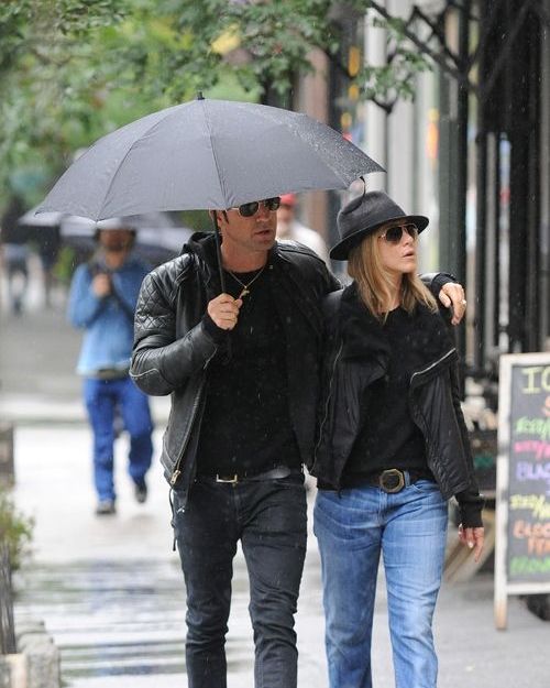Η Jennifer Aniston είναι ερωτευμένη και το βροντοφωνάζει