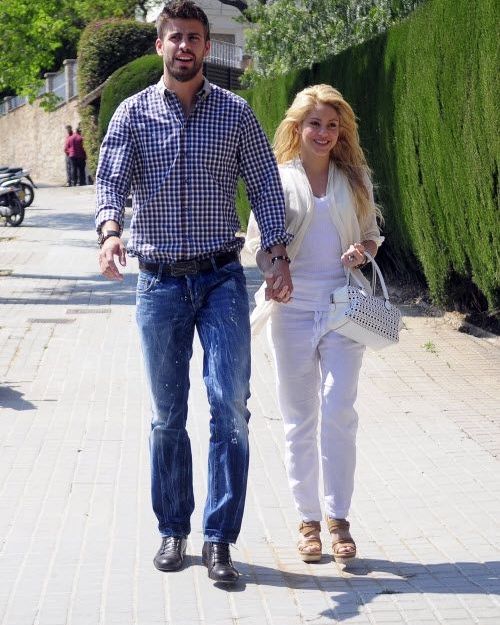 Η Shakira βολτάρει στην «Cougartown» αγκαλιά με τον έρωτά της