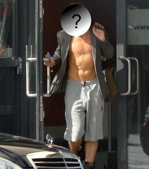 Ποιος σταρ του Hollywood κυκλοφορεί ημίγυμνος, με Calvin Klein σακάκι;