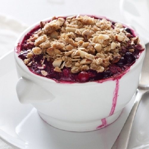 Ατομικά crumble με μούρα, μήλα και ginger