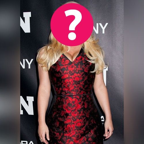 Ένα φόρεμα μόνο... στήθος: Ποια sexy μαμά πνίγηκε από τα πλούσια ελέη της;