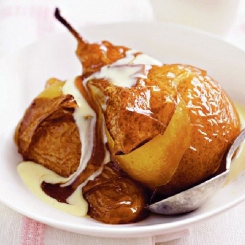 Αχλάδια ψητά σερβιρισμένα με creme anglaise