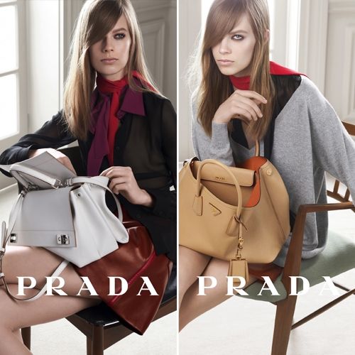 Prada: η «διπλή τσάντα» του οίκου απέκτησε τη δική της καμπάνια