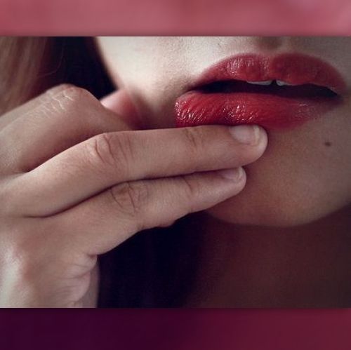 Λεκές από κραγιόν στα ρούχα σας; Εξαφανίστε τον με μια κίνηση!