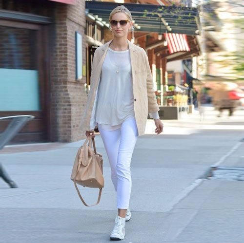 Η Karolina Kurkova με Bally στο πιο κομψό street style που είδαμε τελευταία
