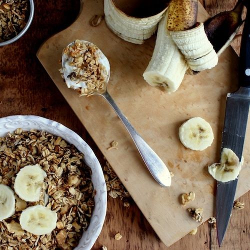 Φτιάξτε σπιτική, πεντανόστιμη granola με μπανάνα, δημητριακά και ξηρούς καρπούς!